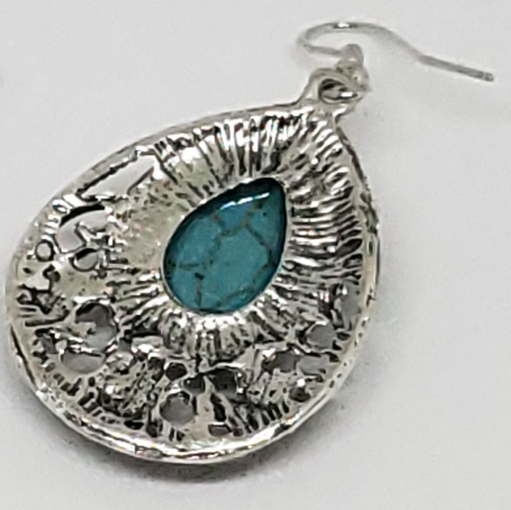 NWT Beautiful Turquoise Stone Silver Earrings - Picture 7 of 9